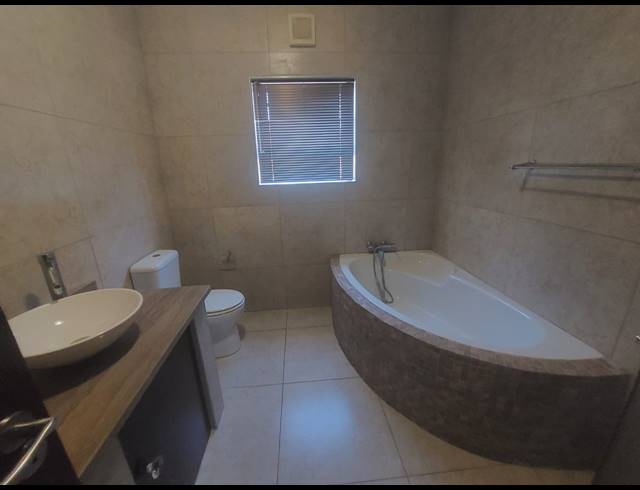 4 BEDROOM HOUSE FOR SALE IN COUNTRY CLUB